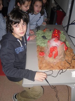 Foto d'un nen amb el seu projecte